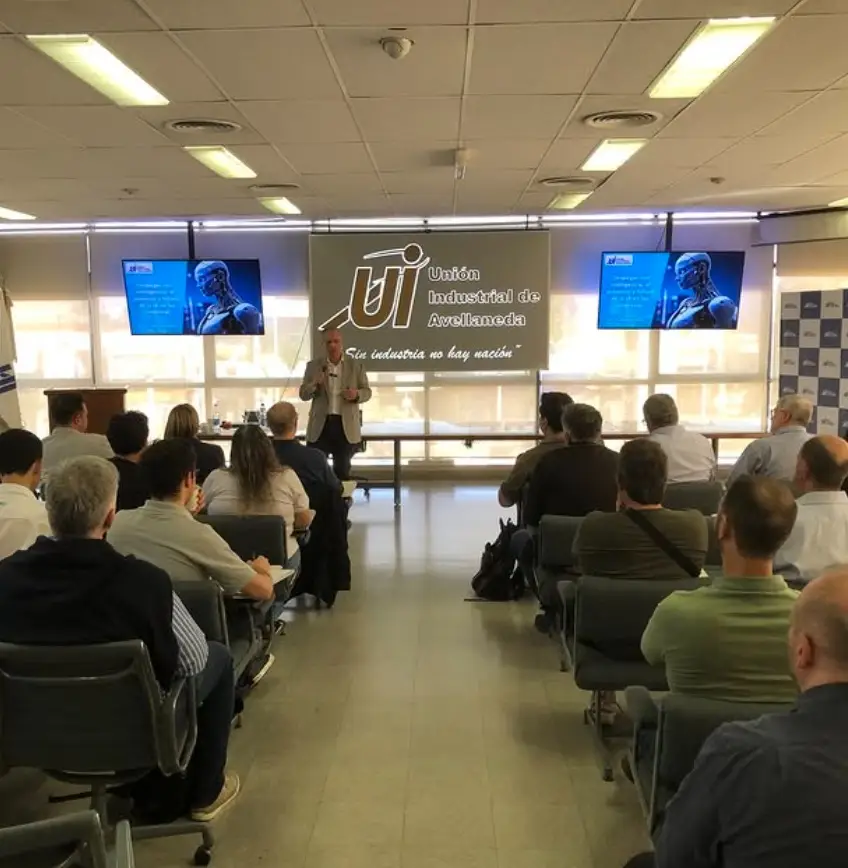 Equipo de HelpGroup en una charla sobre inteligencia artificial