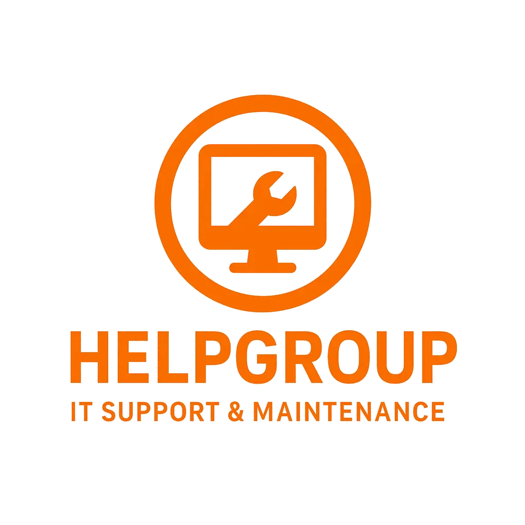 Equipo interdisciplinario de HelpGroup colaborando en la oficina